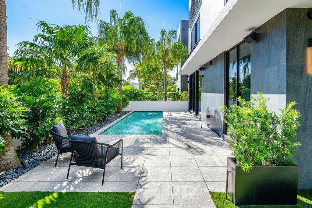 Photo of 914 Palm Trail, Delray Beach, FL 33483 (MLS # R11121387)