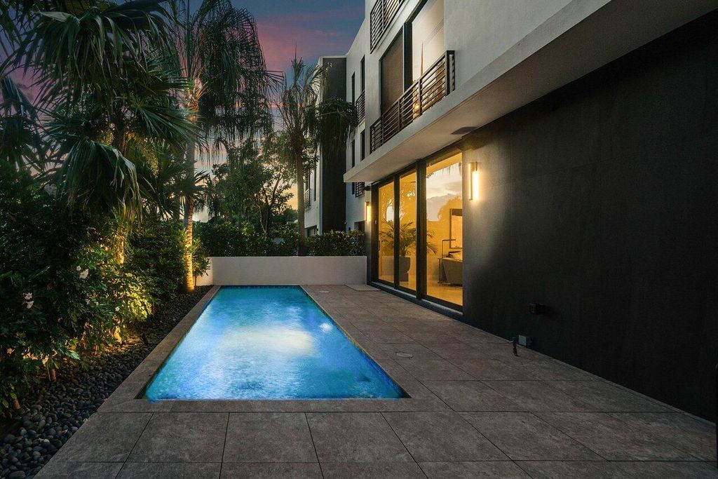 Photo of 914 Palm Trail, Delray Beach, FL 33483 (MLS # R11121387)