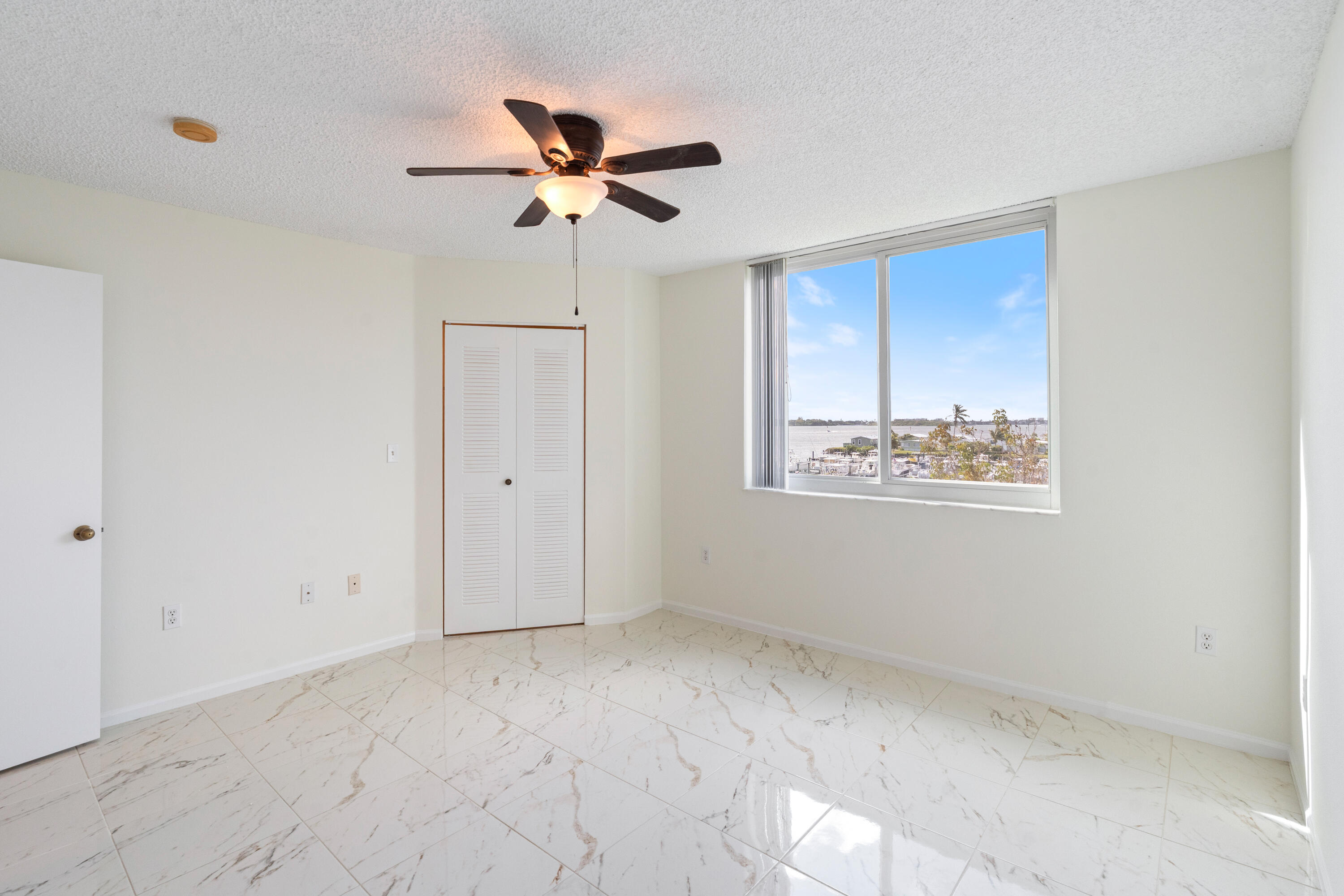 HYPOLUXOS MARINERS CAY CONDO - Residential