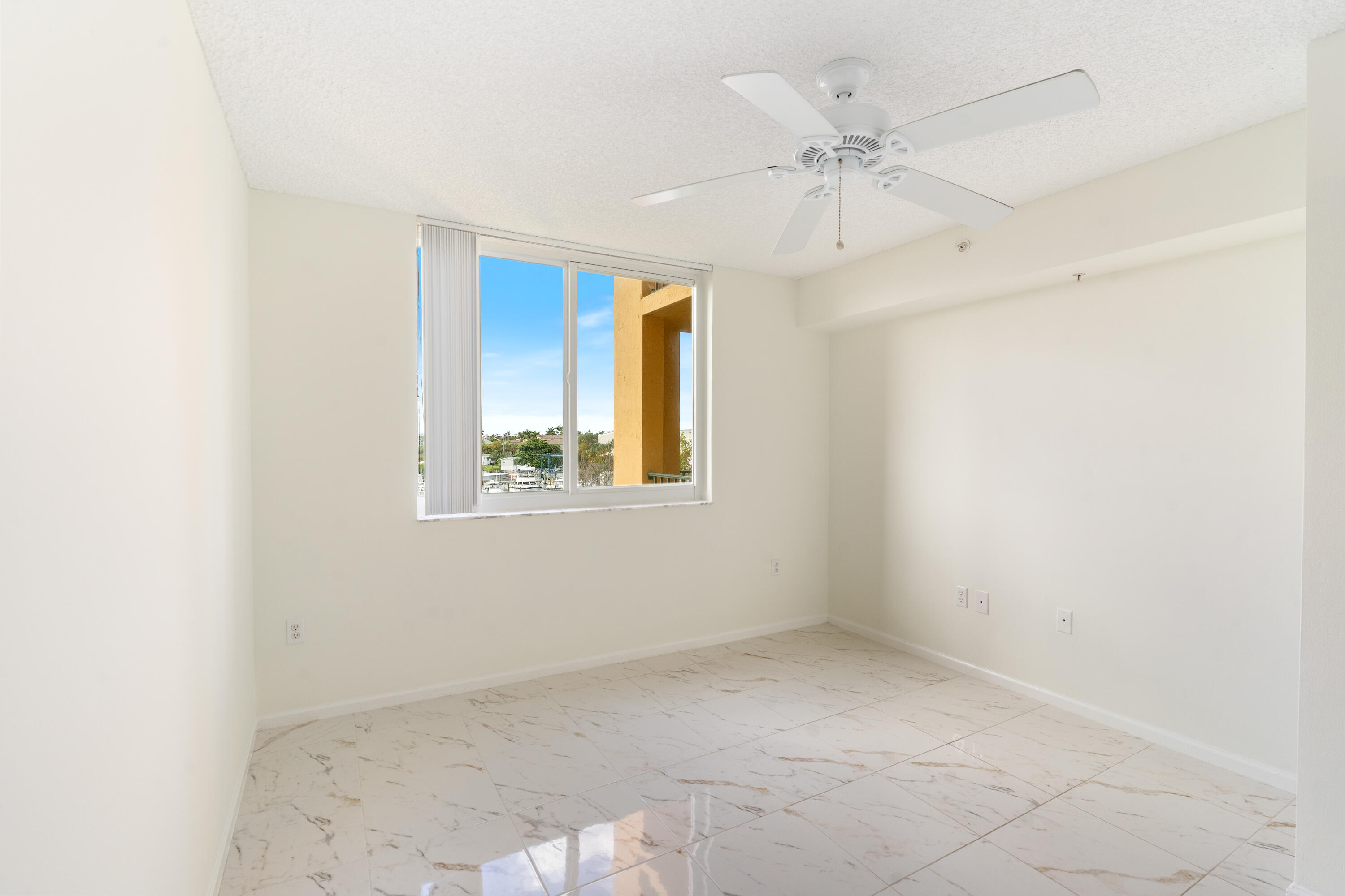 HYPOLUXOS MARINERS CAY CONDO - Residential