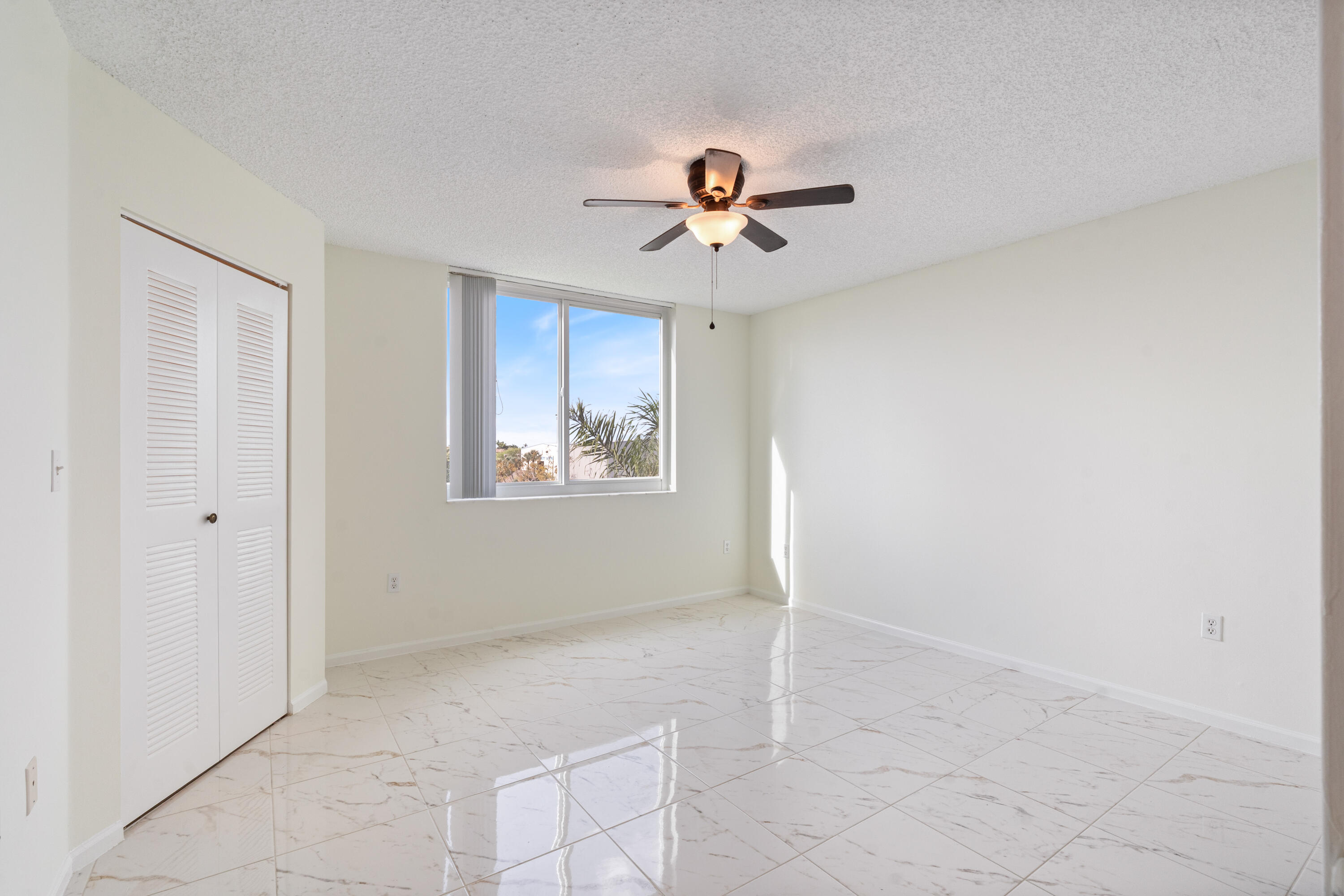 HYPOLUXOS MARINERS CAY CONDO - Residential