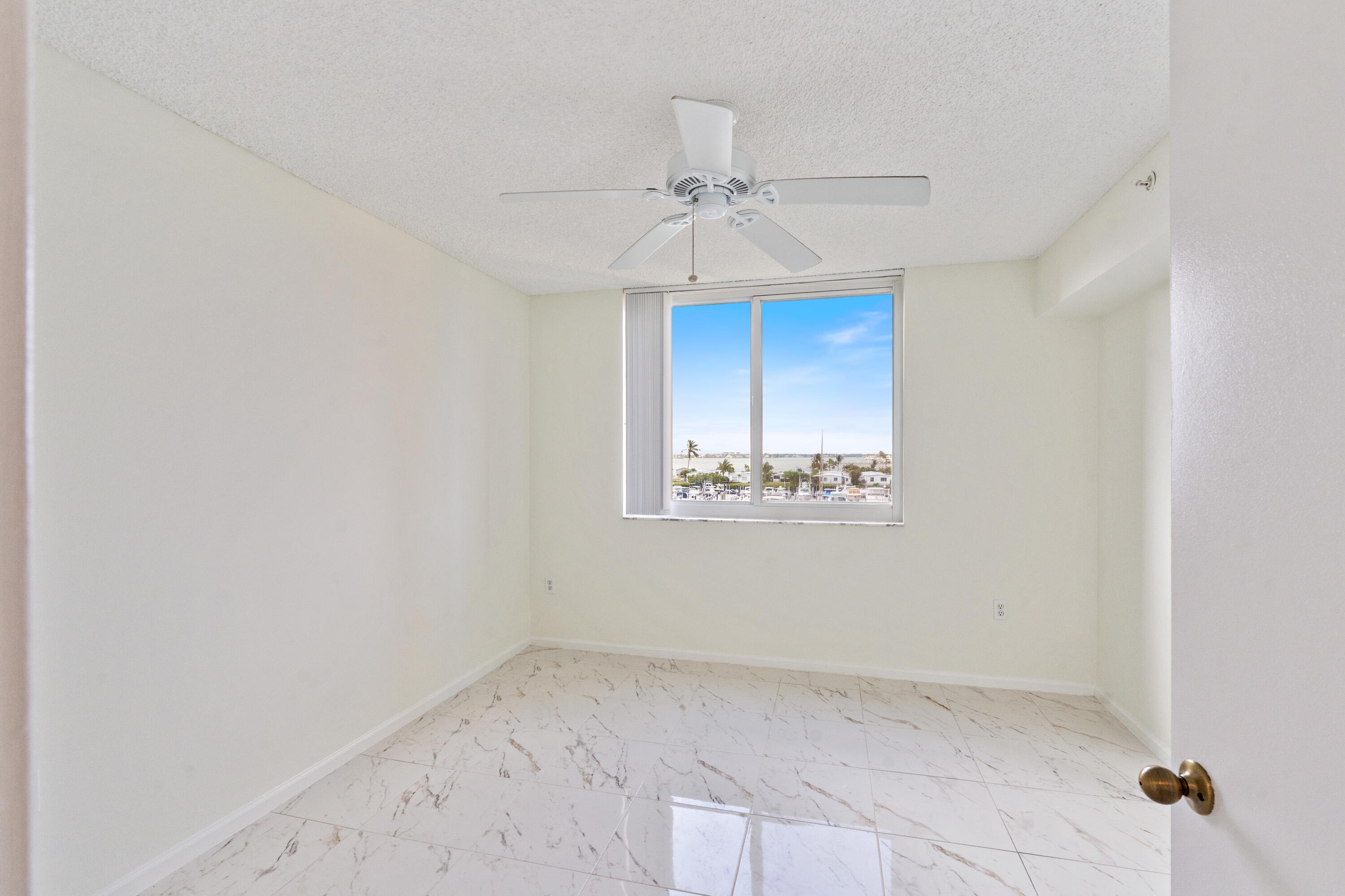 HYPOLUXOS MARINERS CAY CONDO - Residential