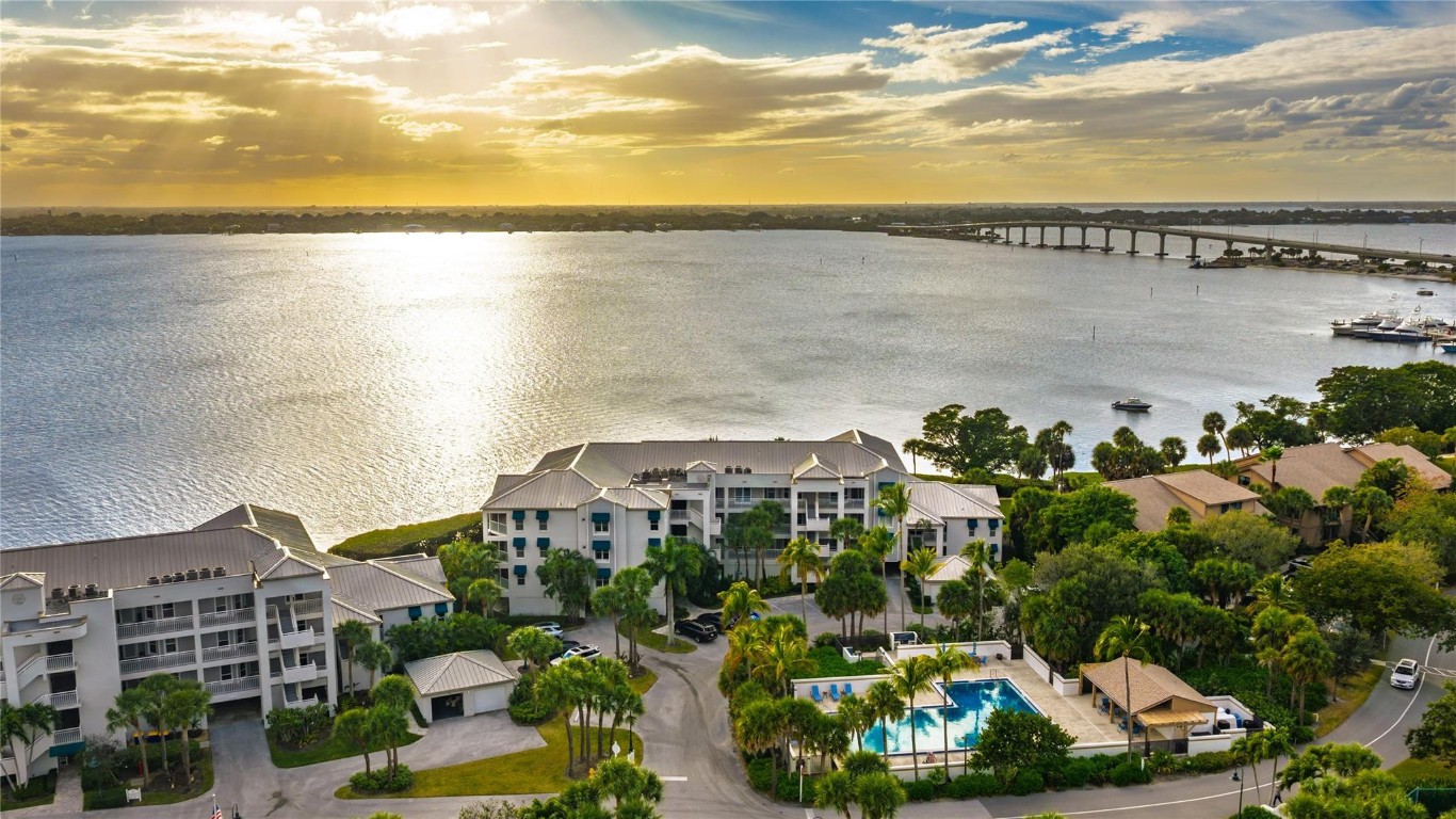 184 NE Edgewater Drive 1001