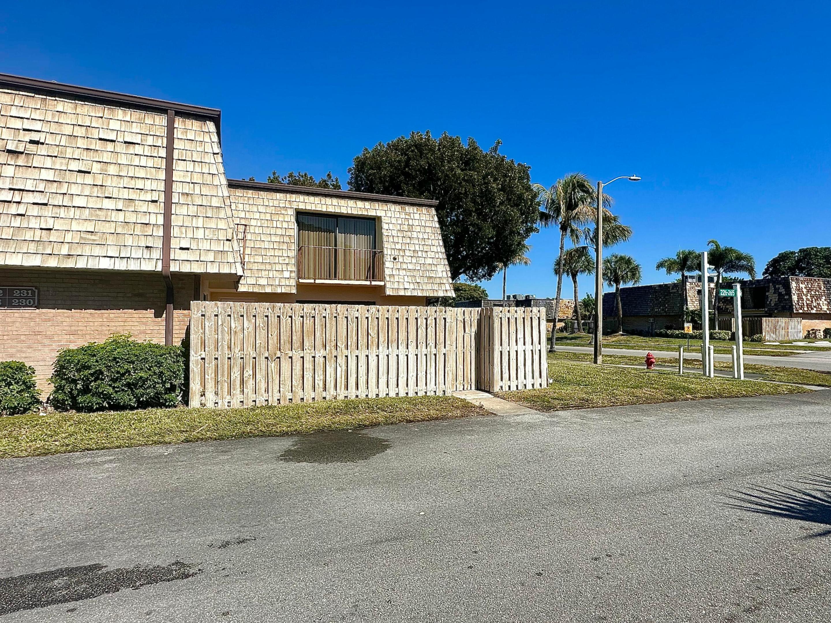 LAKEWOOD OF PALM SPRINGS - Residential Lease