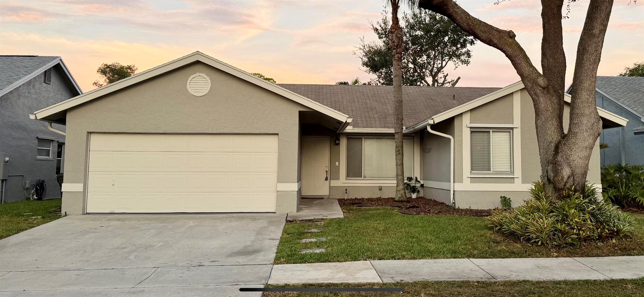 Beautiful Lakeview home in the area of WINSTON PARK neighborhood! Light and Bright, open concept, Modern Kitchen with Wood Cabinets, Stainless Steel Appliances,Granite Counters,Tile and Laminated Wood Floors, Walking Closet, Great Patio for entertaining, Sprinkler System, 2 Car Garage. Community close to the best Shopping and Dinning, Easy access to the Turnpike and Sawgrass Expressway. Ready to Move In.