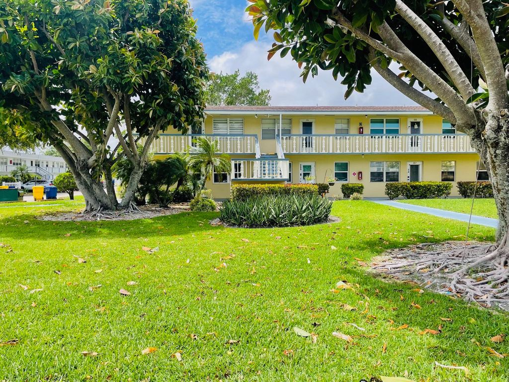 Photo of 277 Chatham N, West Palm Beach, FL 33417 (MLS # B26013826)