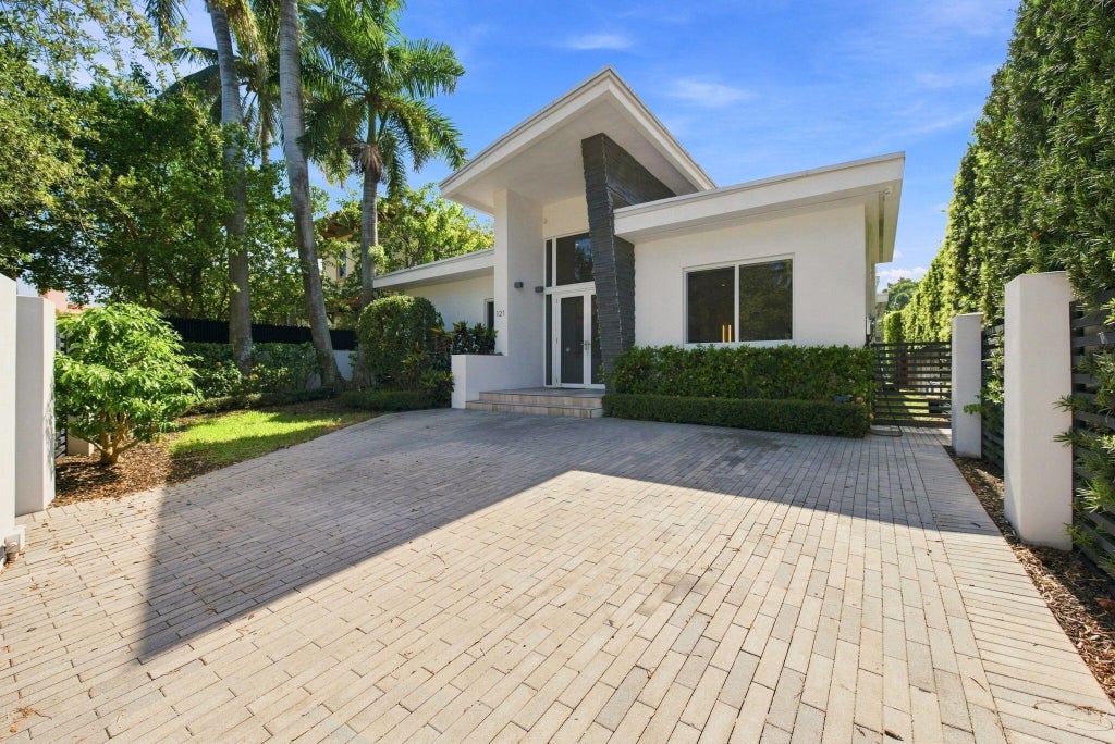 Photo of 121 S GORDON Road, Fort Lauderdale, FL 33301 (MLS # B26066076)