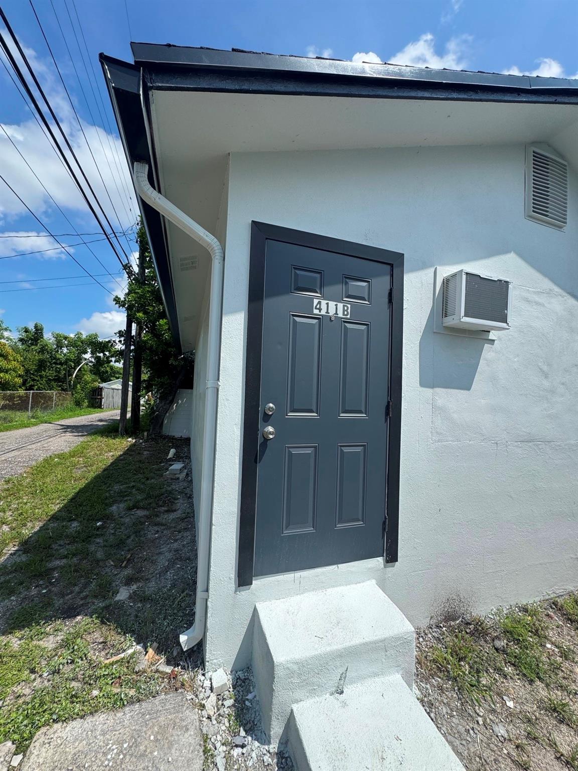 Very nice one bedroom unit close to the beach and downtown Lake Worth.