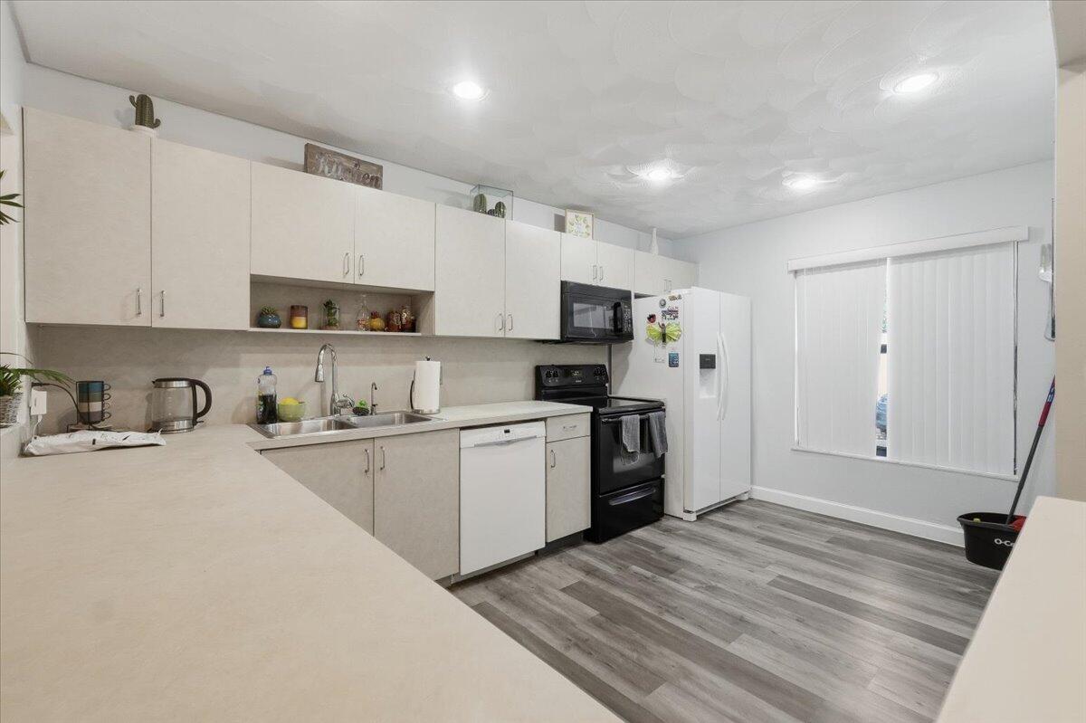 WESTVIEW CONDOMINIUM NO F - Residential Lease