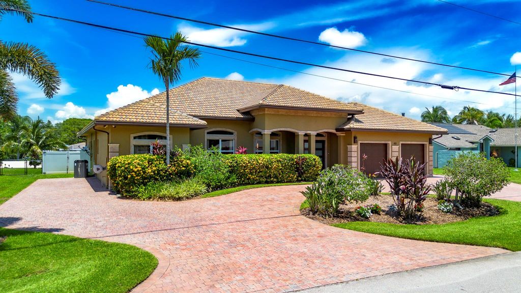 Photo of 401 SE Verada Avenue, Port Saint Lucie, FL 34983 (MLS # R11096019)