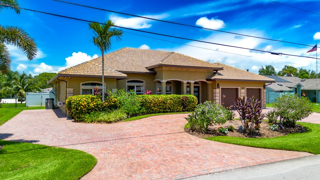 Photo of 401 SE Verada Avenue, Port Saint Lucie, FL 34983 (MLS # R11096019)
