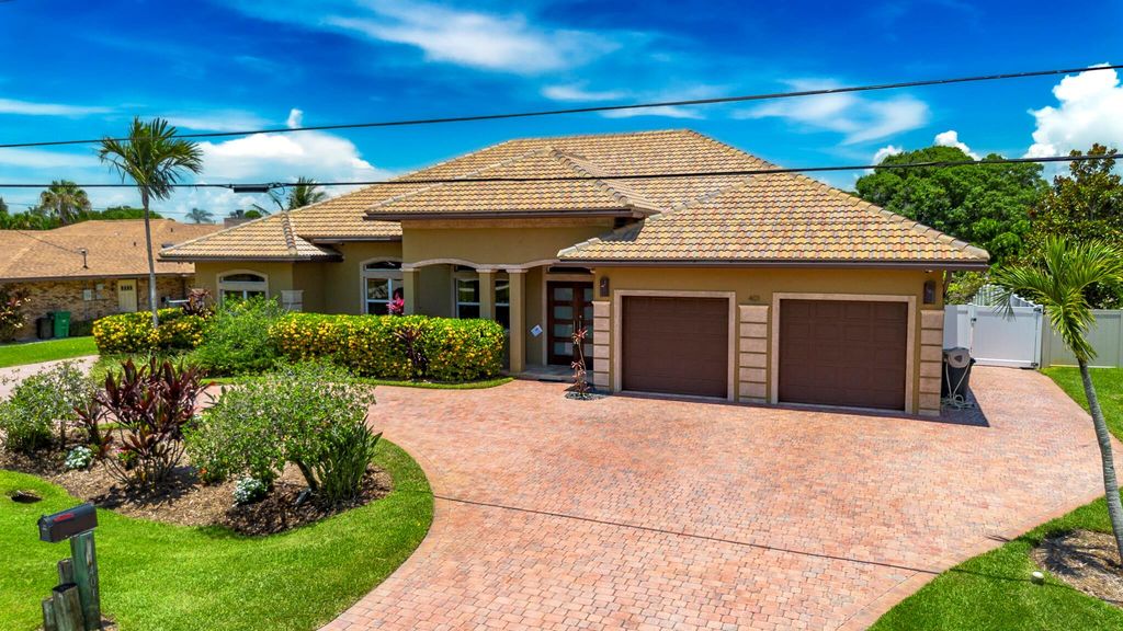 Photo of 401 SE Verada Avenue, Port Saint Lucie, FL 34983 (MLS # R11096019)