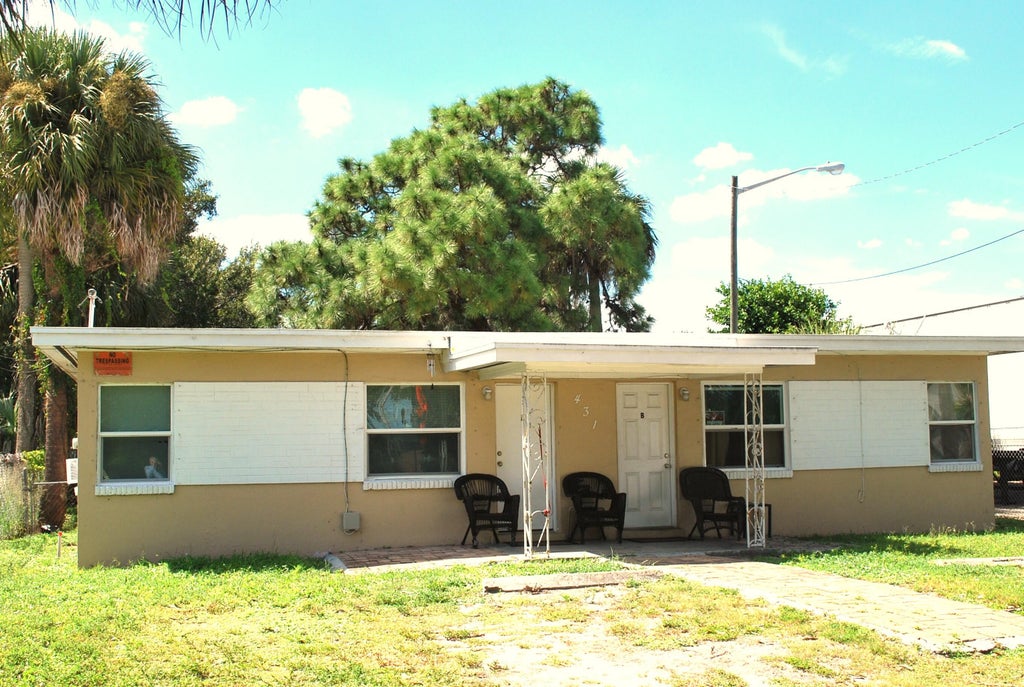 Photo of 431 N 13TH Street, Fort Pierce, FL 34950 (MLS # B26081854)