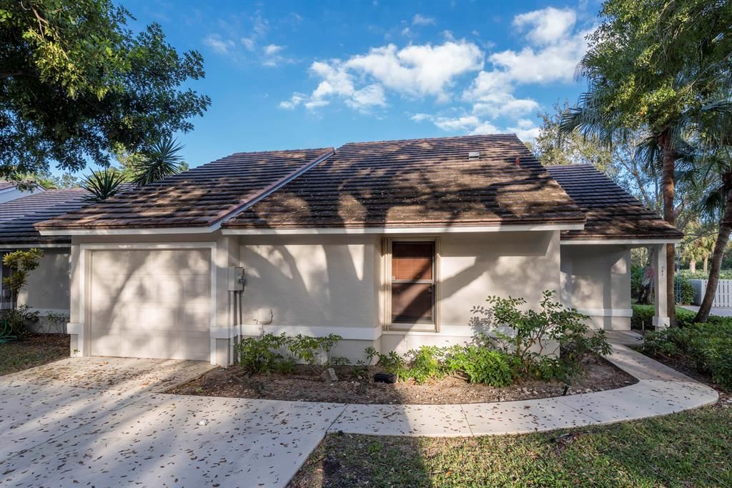 Photo of 700 Bannock Lane, Palm Beach Gardens, FL 33418 (MLS # R10767251)