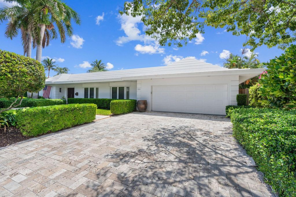 Photo of 2848 NE 35th Court, Fort Lauderdale, FL 33308 (MLS # B26024591)