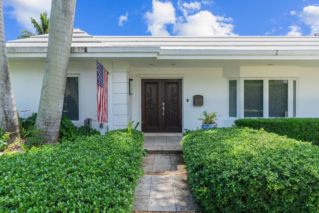 Photo of 2848 NE 35th Court, Fort Lauderdale, FL 33308 (MLS # B26024591)
