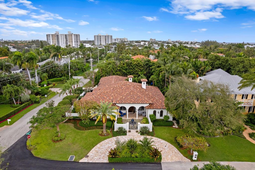 Photo of 1005 Tamarind Road, Delray Beach, FL 33483 (MLS # B26009734)