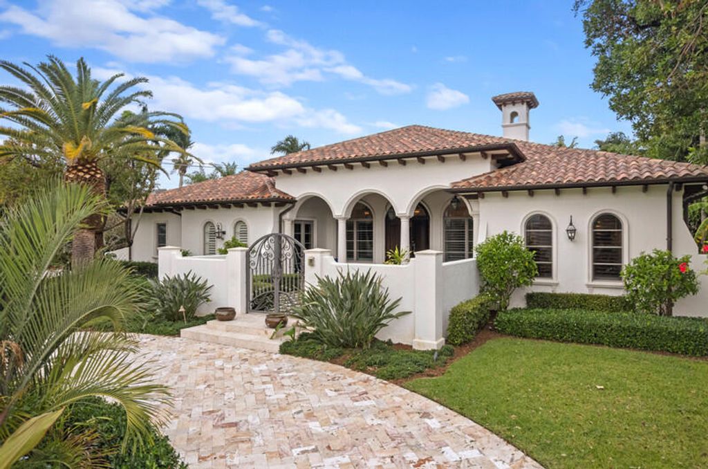 Photo of 1005 Tamarind Road, Delray Beach, FL 33483 (MLS # B26009734)
