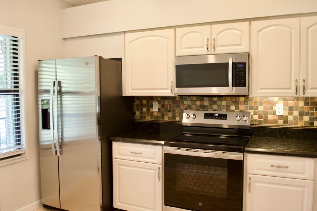 Photo of 301 SABAL RIDGE Circle #F, Palm Beach Gardens, FL 33418 (MLS # B26080849)