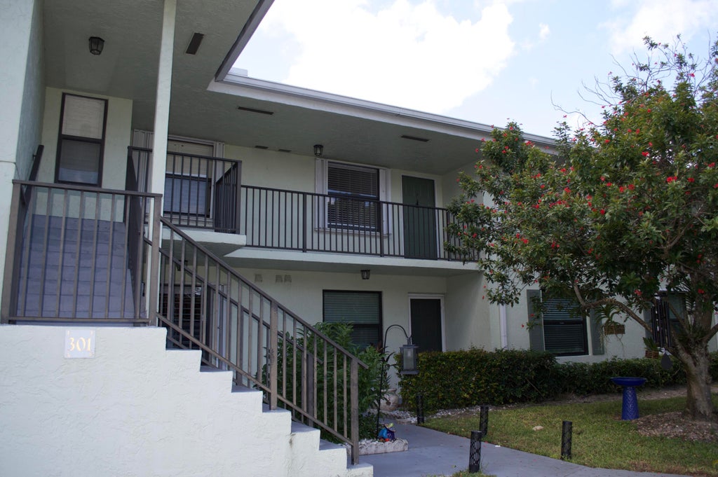 Photo of 301 SABAL RIDGE Circle #F, Palm Beach Gardens, FL 33418 (MLS # B26080849)