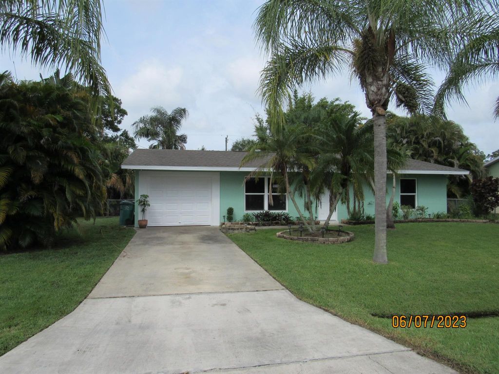 Photo of 620 SE Clifton Lane, Port St Lucie, FL 34983 (MLS # R10895706)