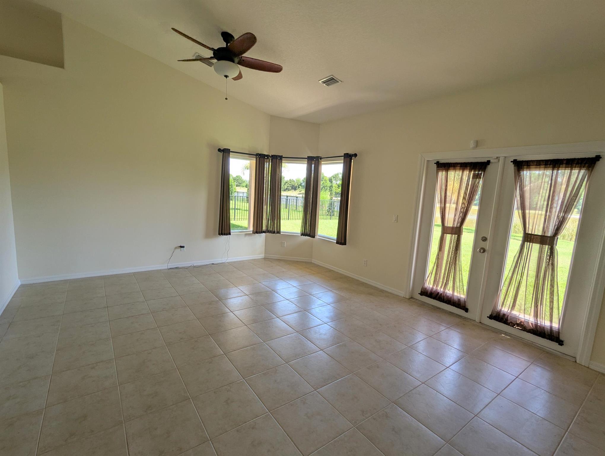 THE ESTATES AT SAWGRASS L - Residential Lease