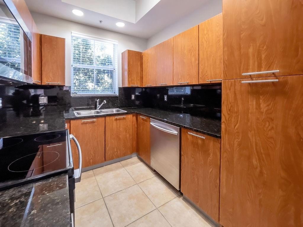 VINTAGE AT LHP - Residential Lease