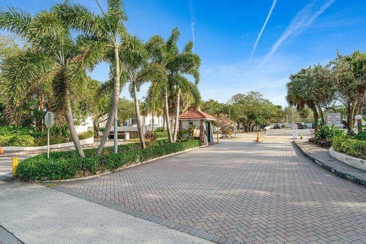 GREAT LOCATION, CLOSE TO HOSPITAL AND MEDICAL CENTERS, WALKING DISTANCE FROM FAU. 1/1 1/2 BATH. TILE FLOORS, SECOND FLOOR UNIT. GATE GUARD AFTER 5 PM.COMMOM LAUNDRY, COMMUNITY OFFERS POOL,​​‌​​​​‌​‌​​​‌‌​​​‌‌‌​​‌​​‌‌​​​​ CLUBHOUSE.