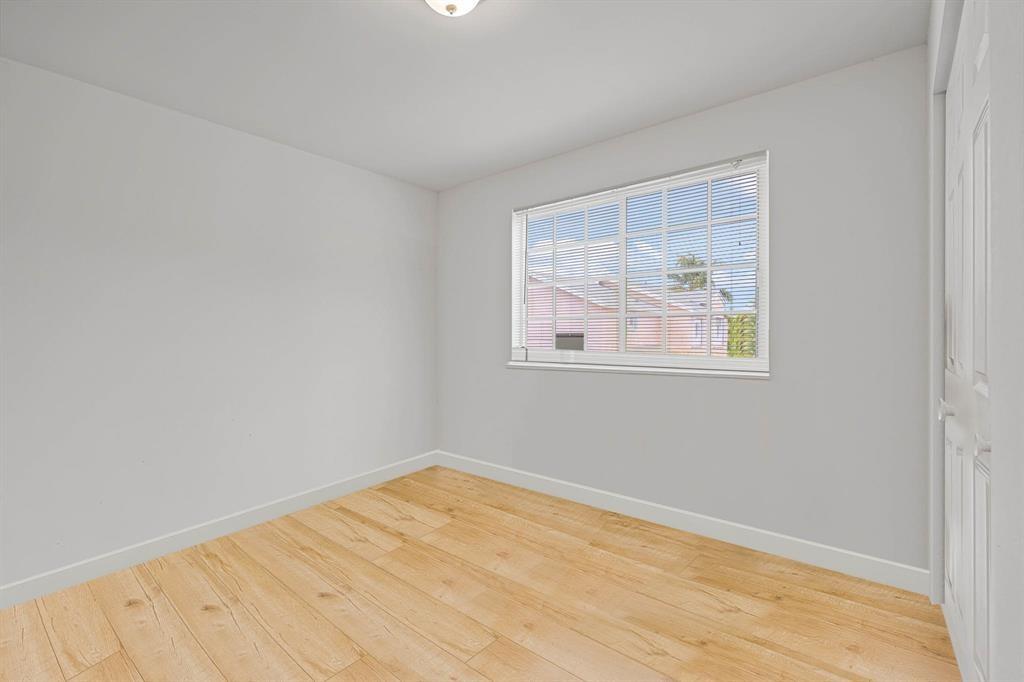 DORAL LAKES - Residential