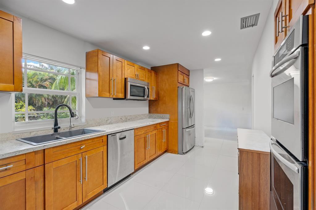 DORAL LAKES - Residential