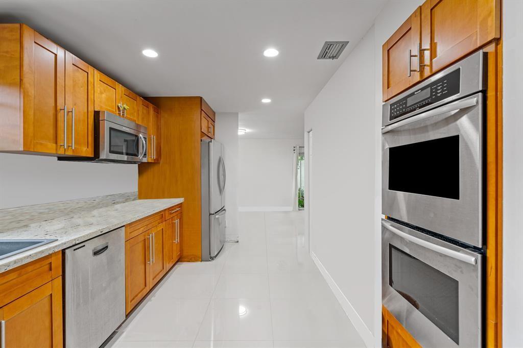 DORAL LAKES - Residential