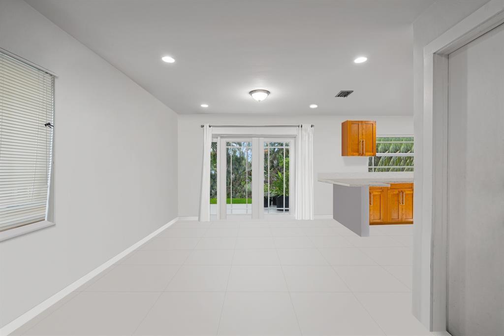 DORAL LAKES - Residential