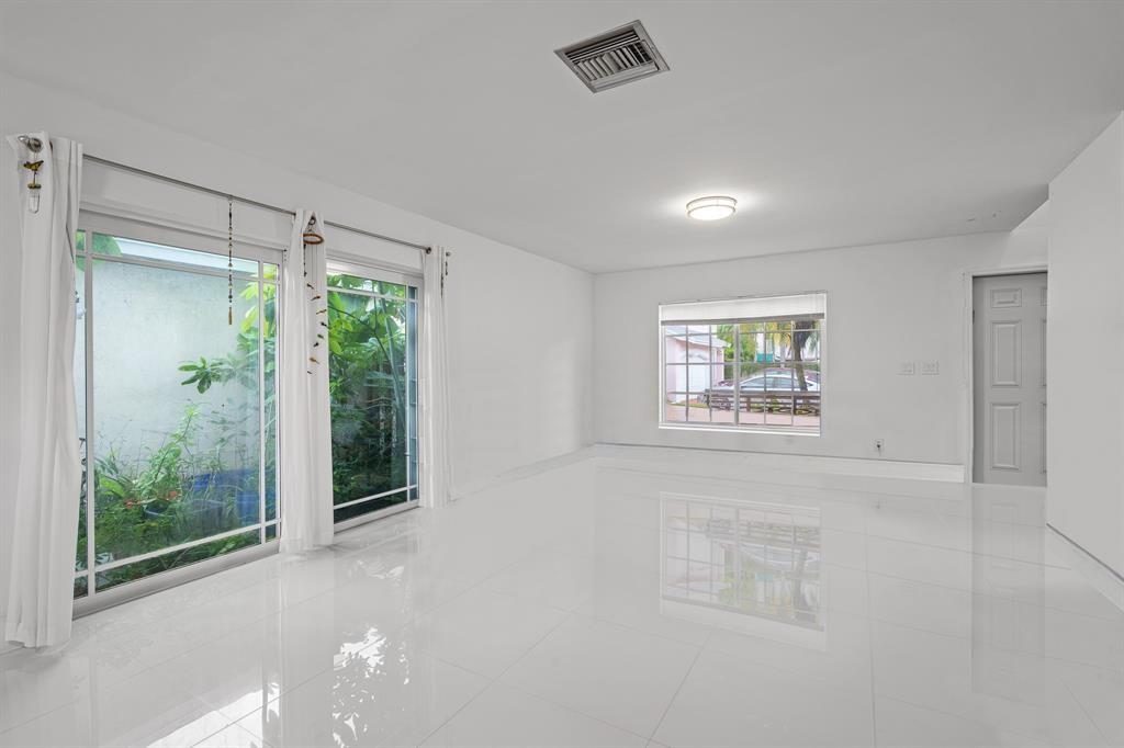 DORAL LAKES - Residential