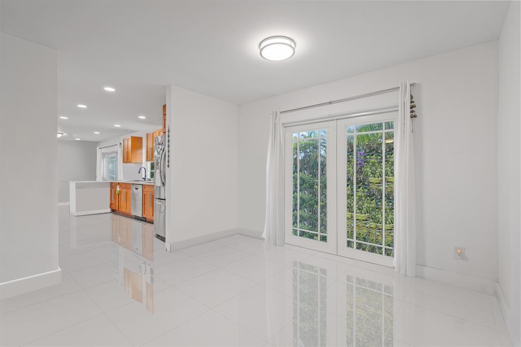 DORAL LAKES - Residential