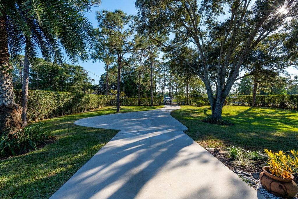 Photo of 11989 Persimmon Boulevard, Royal Palm Beach, FL 33411 (MLS # R11142997)