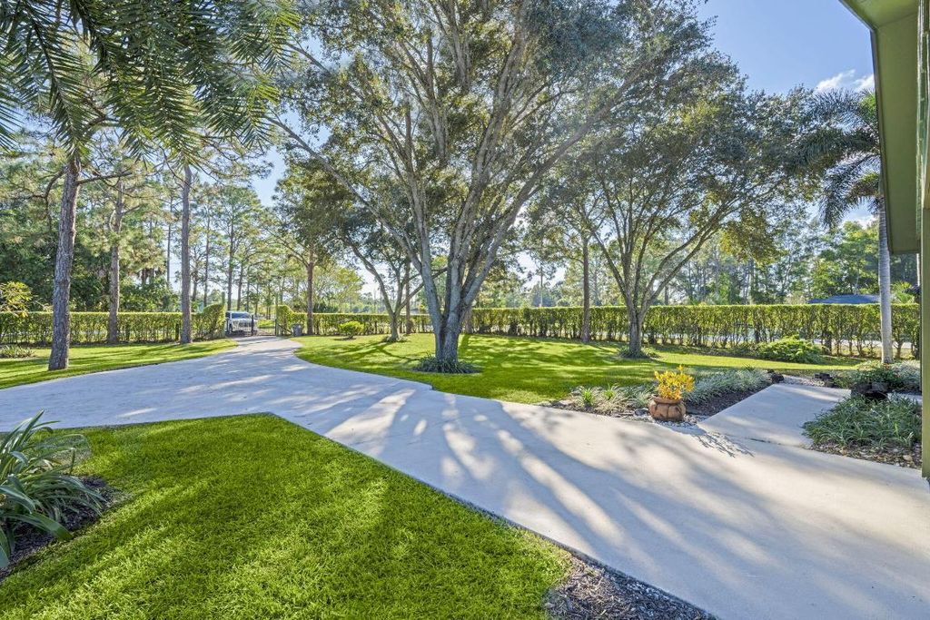 Photo of 11989 Persimmon Boulevard, Royal Palm Beach, FL 33411 (MLS # R11142997)