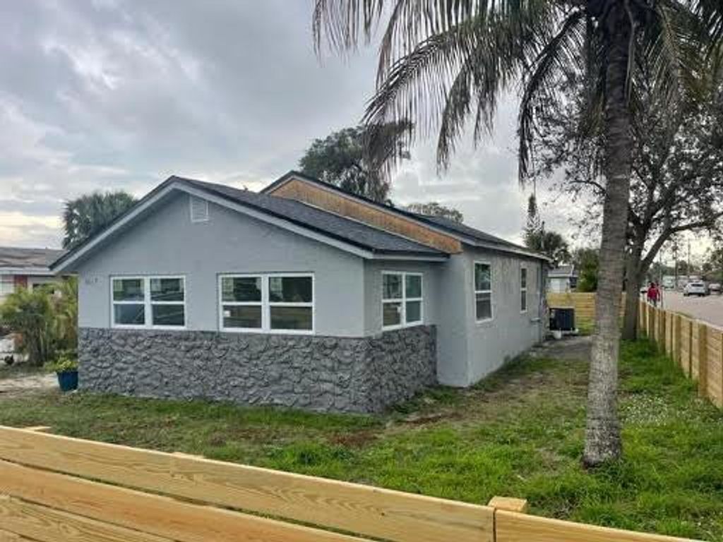 Photo of 1617 E Avenue, Fort Pierce, FL 34950 (MLS # R11112498)