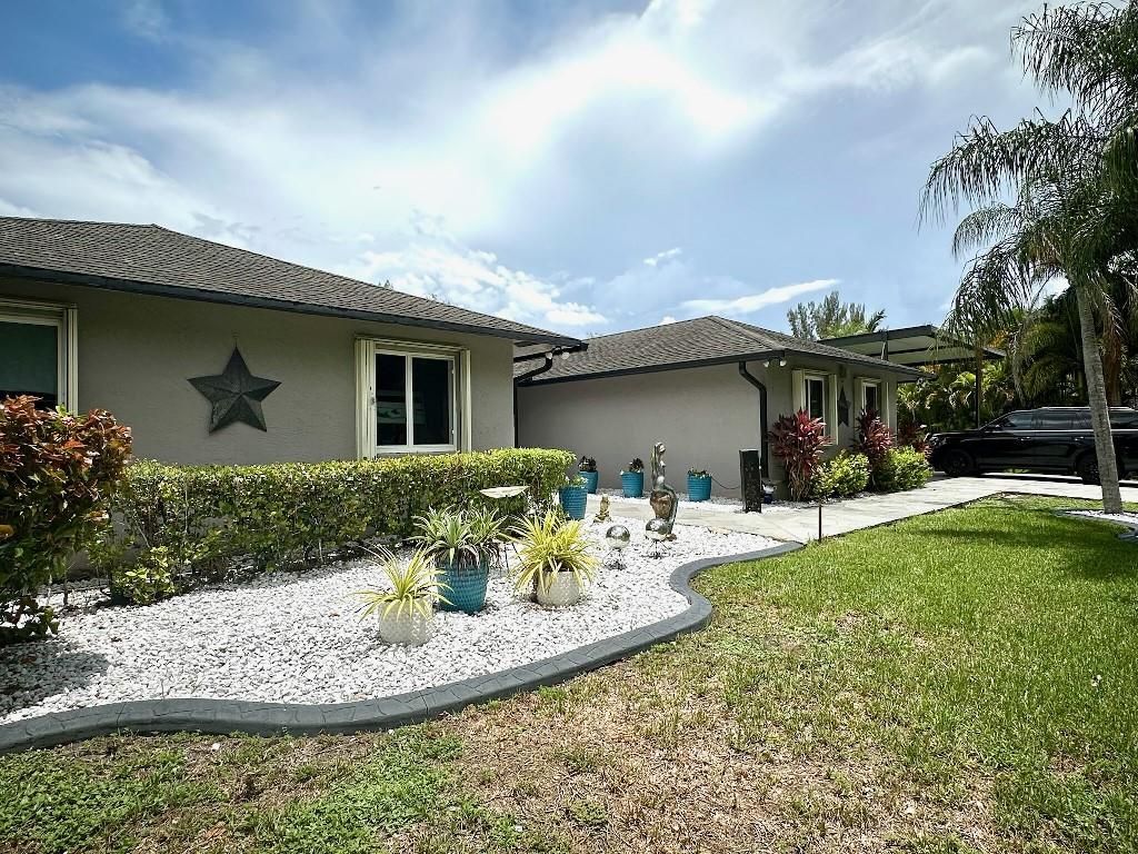 Photo of 4880 SW 186th Avenue, Southwest Ranches, FL 33332 (MLS # F10516409)