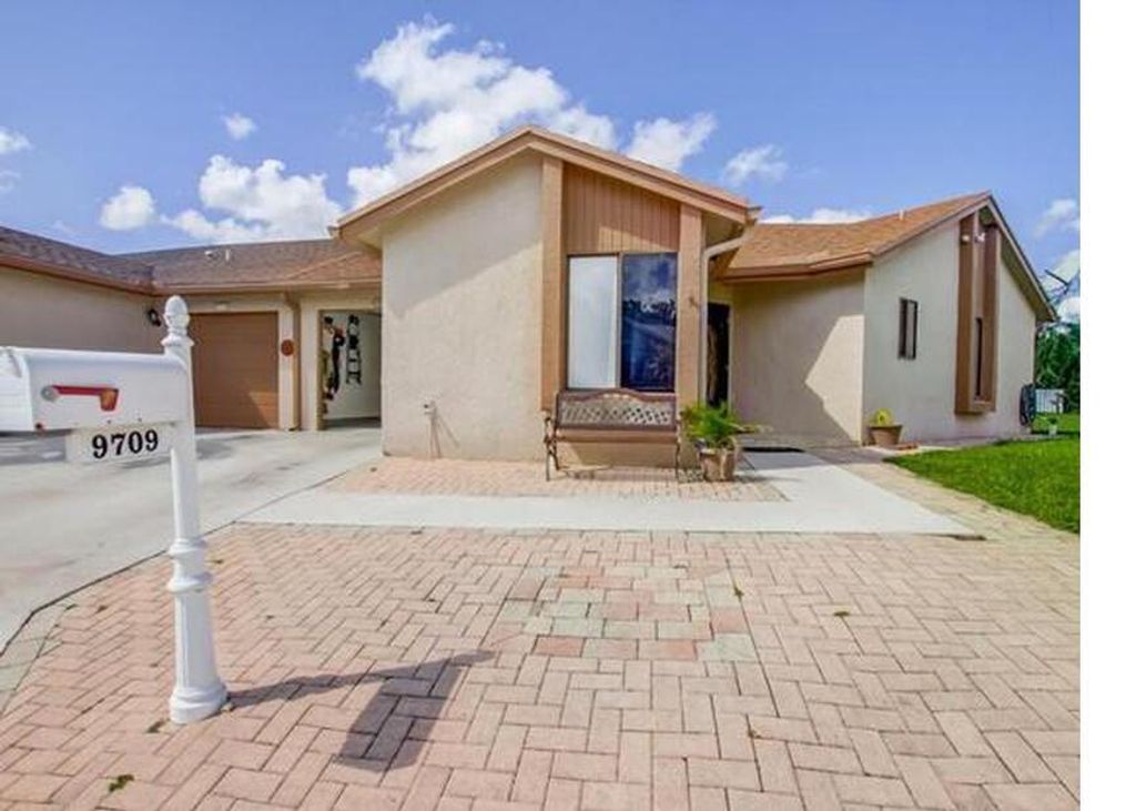 Photo of 9709 Sunny Isle Circle, Boca Raton, FL 33428 (MLS # B26015470)