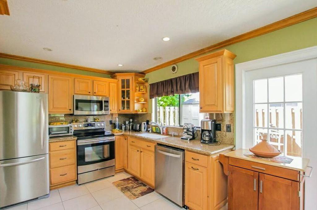 9709 Sunny Isle Circle