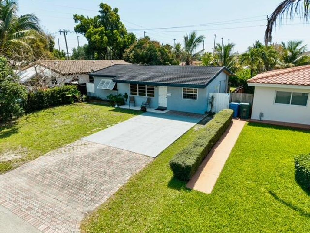 Photo of 270 NE 42nd Street, Oakland Park, FL 33334 (MLS # B26006955)