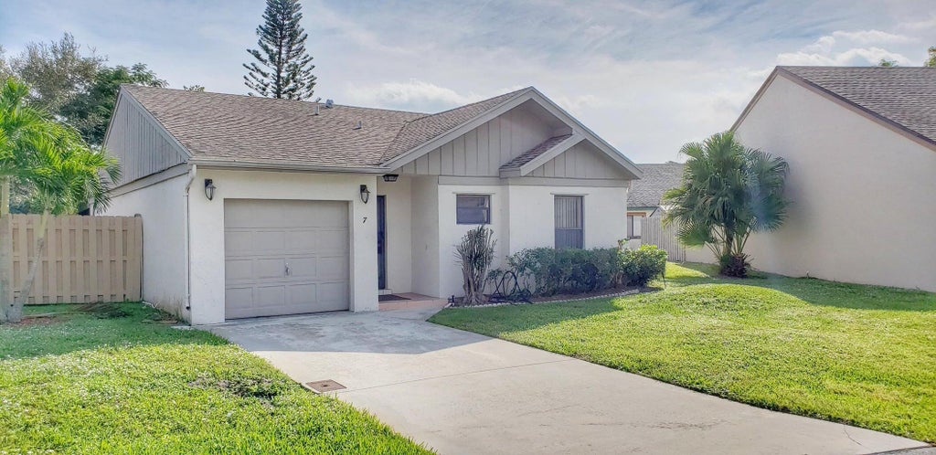 Photo of 7 Whitehall Way, Boynton Beach, FL 33436 (MLS # B26081960)