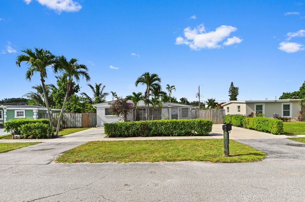 Photo of 3892 Nowata Road, Lake Worth, FL 33462 (MLS # B26042857)