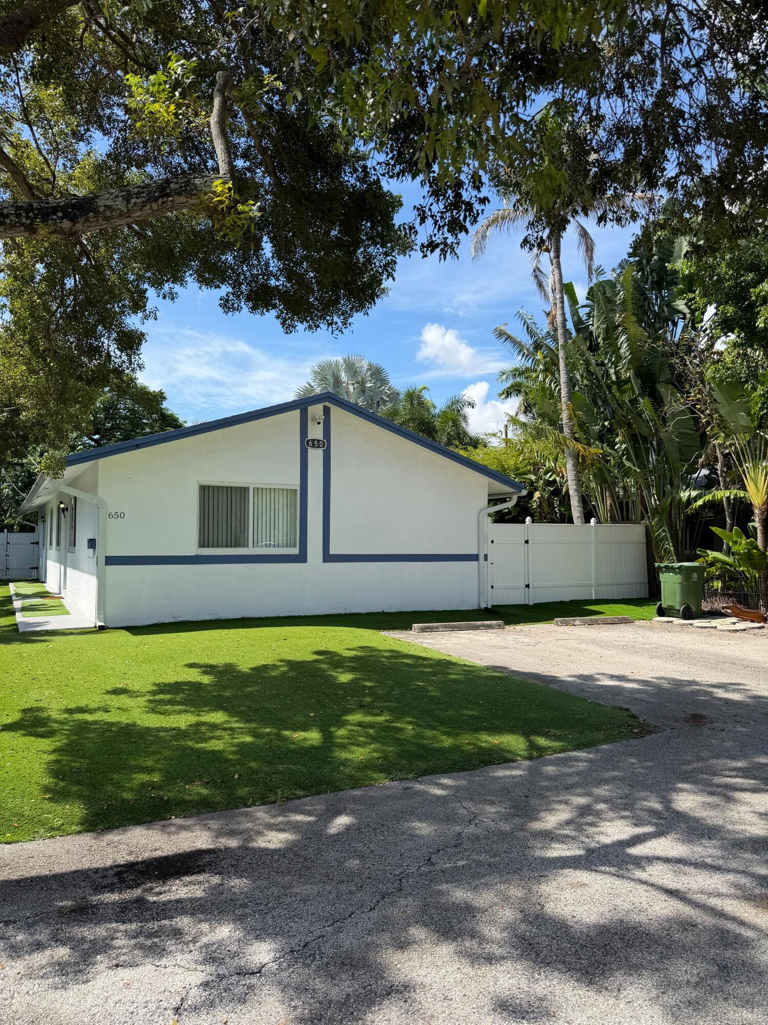 650 NE 15TH Street A - B