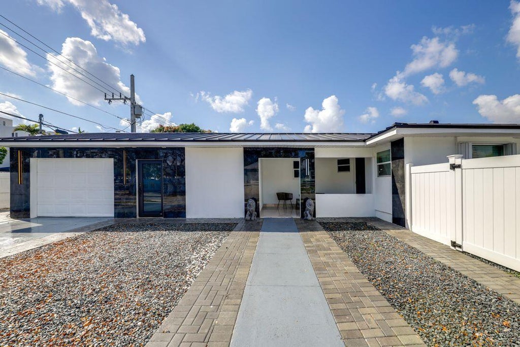 Photo of 400 SE 7TH Street, Delray Beach, FL 33483 (MLS # B26093929)
