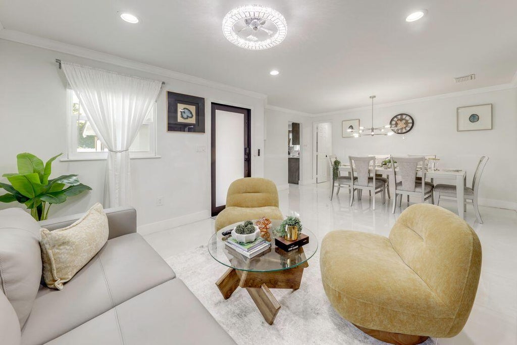 Photo of 400 SE 7TH Street, Delray Beach, FL 33483 (MLS # B26093929)