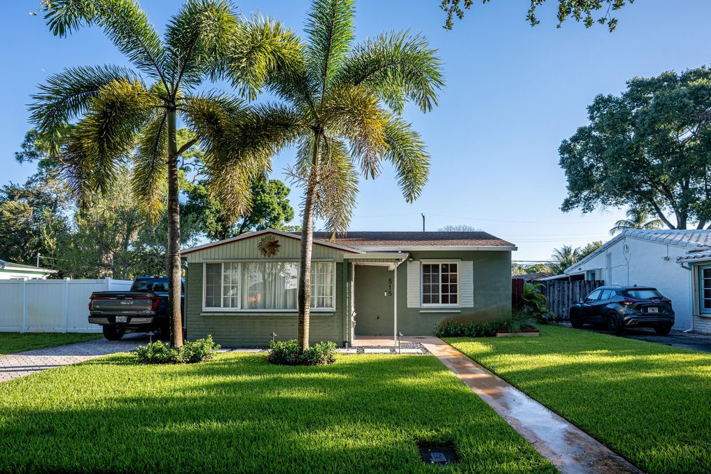 Photo of 515 SW 18th Street, Fort Lauderdale, FL 33315 (MLS # B26029331)