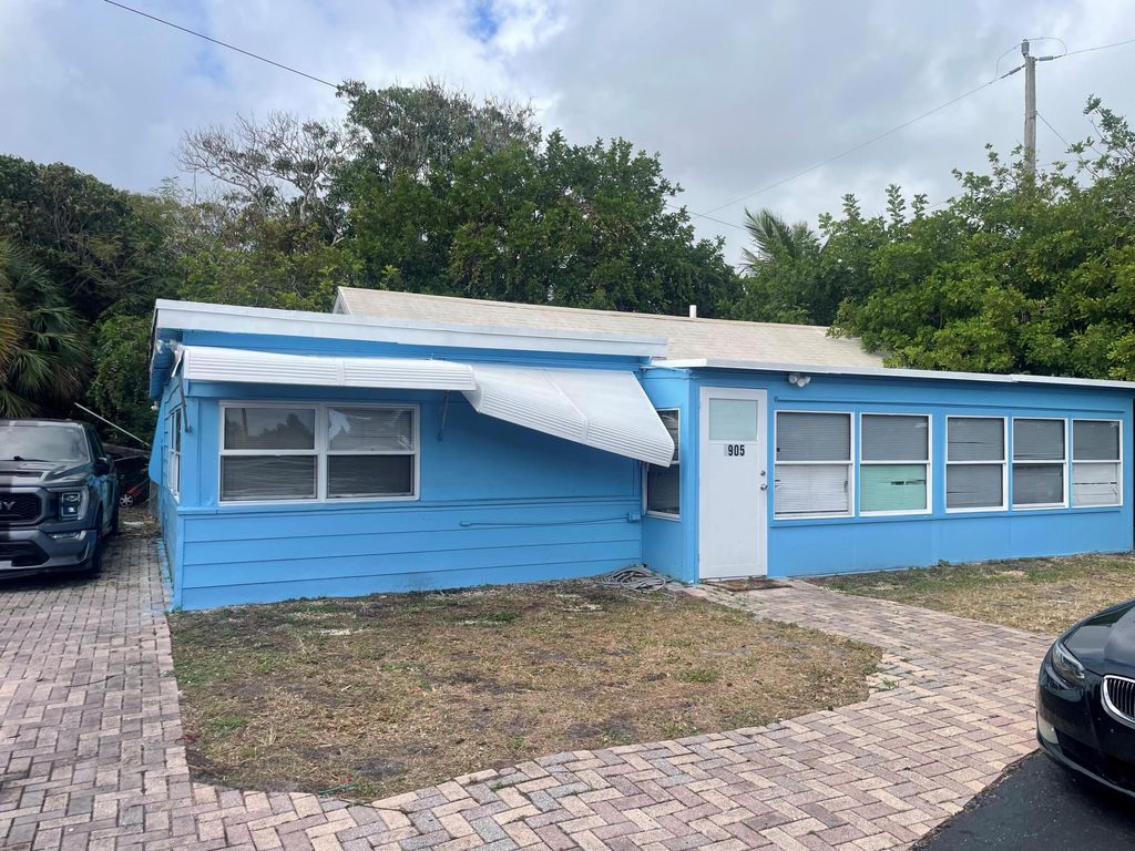 Photo of 1905 Florida Street, Lake Worth Beach, FL 33460 (MLS # B26016423)