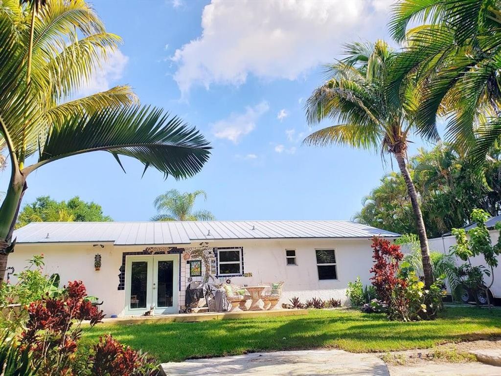 Photo of 1002 Mohican Boulevard, Jupiter, FL 33458 (MLS # R10737787)