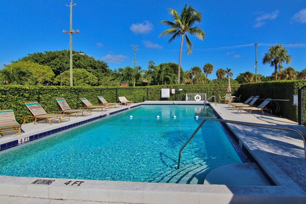 Photo of 15 S Golfview Road #305, Lake Worth Beach, FL 33460 (MLS # R11113059)